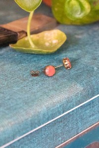 Orecchino macro punto luce peonia in ottone anticato