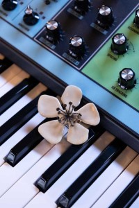 Spilla fiore smaltata color latte in metallo brunito made in Italy