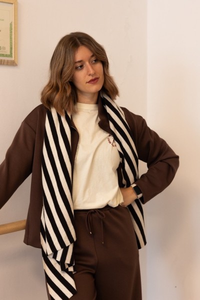 Felpa con zip color cioccolato