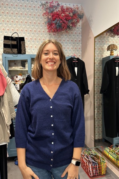 Pullover blu con bottoncini bianchi