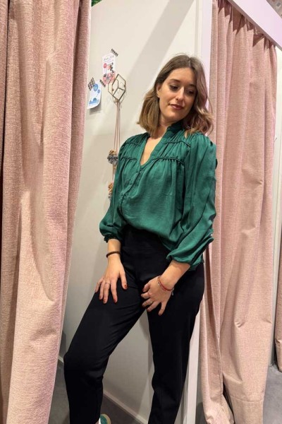 Camicia verde con bottoncini e spalline a sbuffo 2