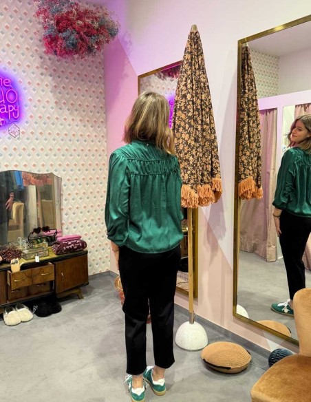 Camicia verde con bottoncini e spalline a sbuffo